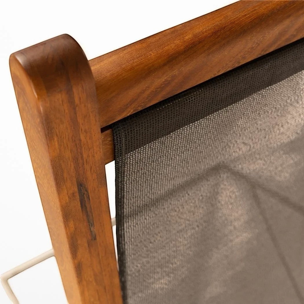 Attaleia Furniture Pisidya güneşlenme şezlongu, iroko ağacı çerçeve ve dayanıklı siyah dış mekan kumaşı detay görünümü
