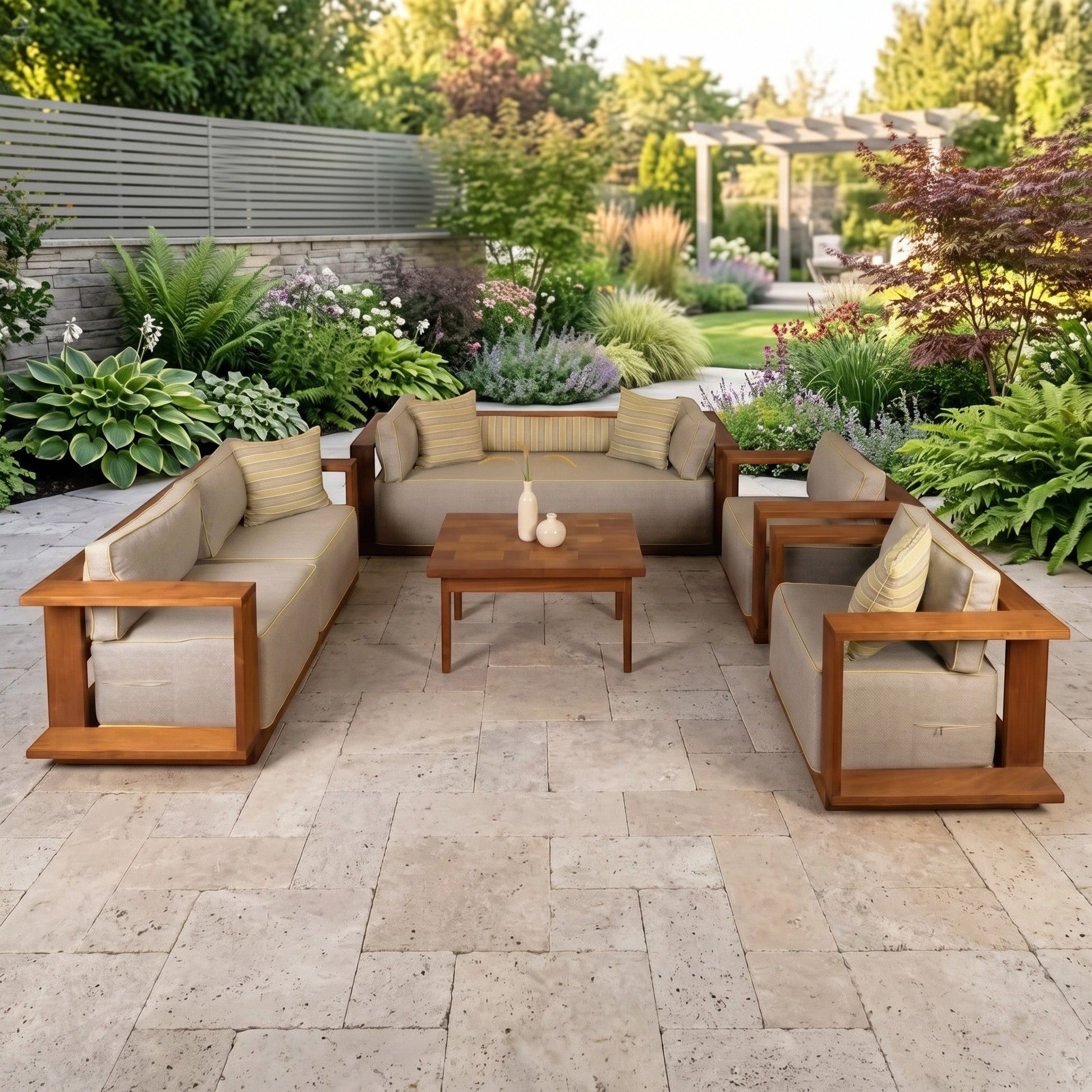 Attaleia Furniture Selge Set, iroko ağacından el yapımı bahçe oturma grubu, bej minderli ve çizgili yastıklı